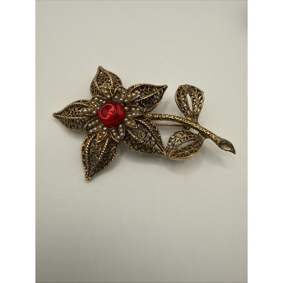 Vintage Lot of Two Brooches Floral Pink Red Lucite Gold Tone Filigree - Picture 2 of 9